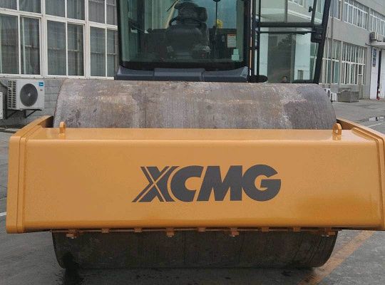 Каток одновальцовый грунтовый с гидравлическим полным приводом XCMG XS225