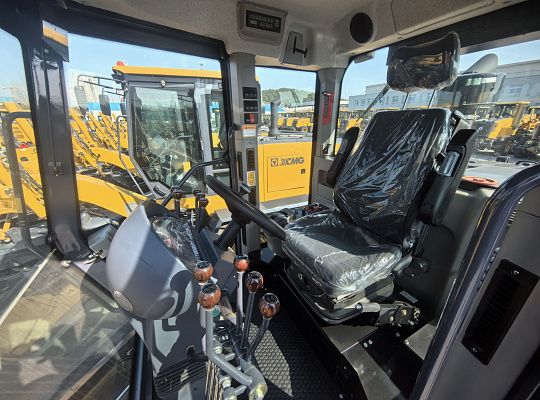 Автогрейдер XCMG GR215A